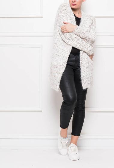 Long cardigan in bicolour knit, closure with one press stud, patch pockets