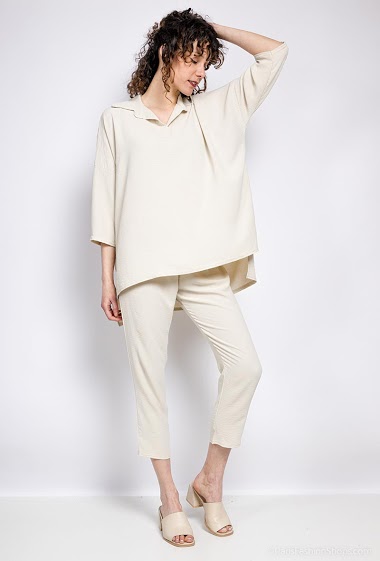 Blouse and pants. The model measures 177 cm