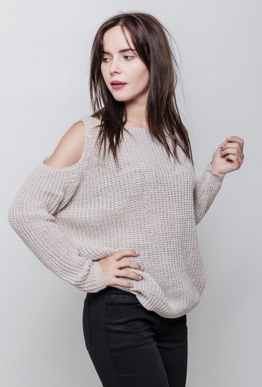 Cold shoulder sweater in knit, casual fit. The model measures 172cm, one size corresponds to 38-44