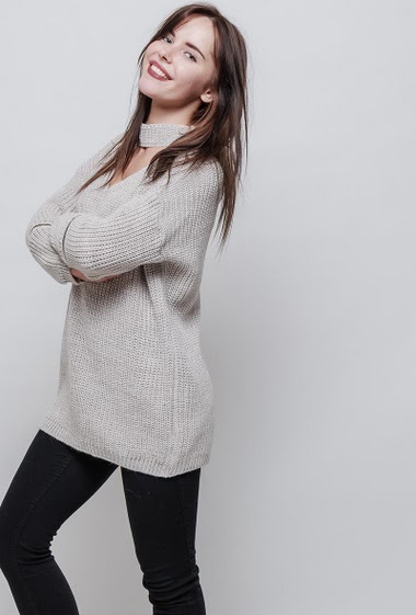 Ribbed sweater, crew neck, sleeves qith zip. The model measures 172cm, one size corresponds to 38-44
