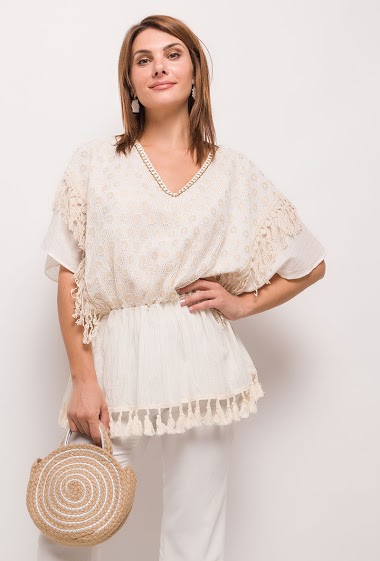 Blouse with tassels and fringes. The model measures 175cm