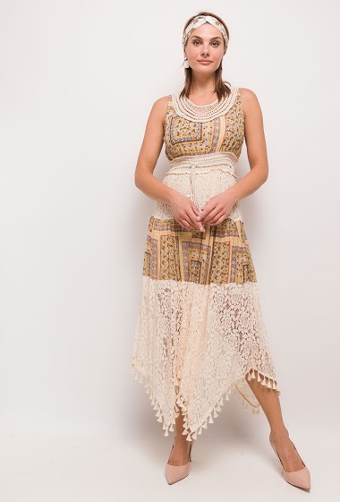 Maxi dress, printed yoke, lace. The model measures 175cm