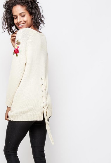 Sweater with embroidered flowers, lace-up back. The model measures 177cm and wears S/M