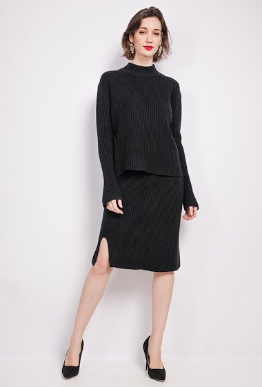 Sweater and skirt. The model measures 175 cm