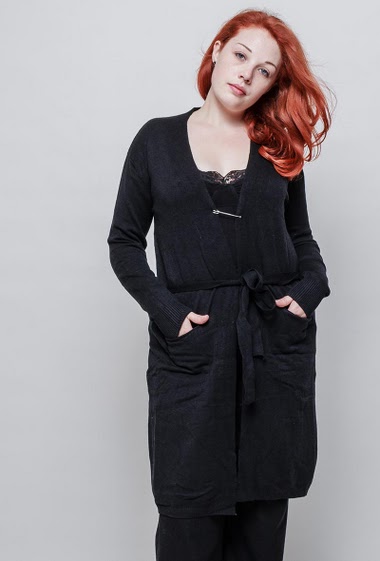 Open cardigan, hook-and-eye closure, pockets, long and regular fit. The model measures 172cm and wears T5. T4 corresponds to T46/48 and T5 corresponds to 50/52