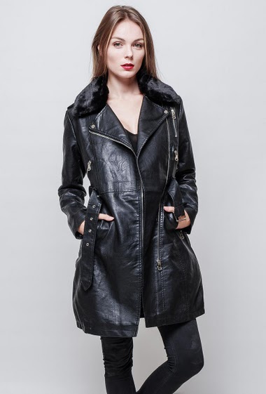 Long coat in imitation leather. Fur collar. Zipped closing with a belt. The model measures 177 cm and wears S.