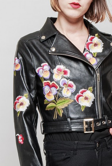 Fake leather jacket, embroidered flowers, belt, zip closure, biker style. The mannequin measures 172 cm and wears S