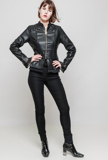 Fake leather jacket, zip closure, flared sleeves decorated with eyelets. The mannequin measures 172 cm and wears S