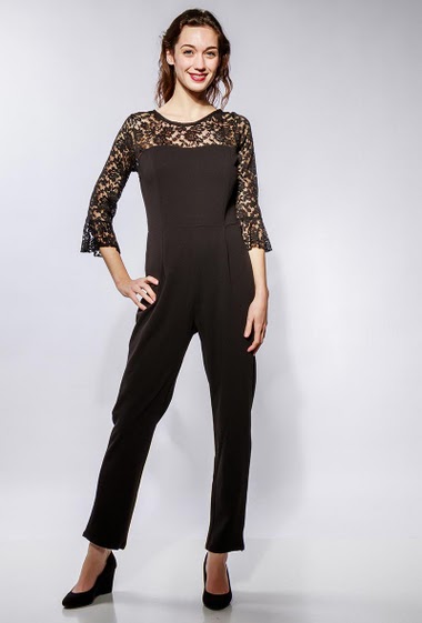 Jumpsuit with lace sleeves, adjusted pants. The model measures 177cm and wears M
