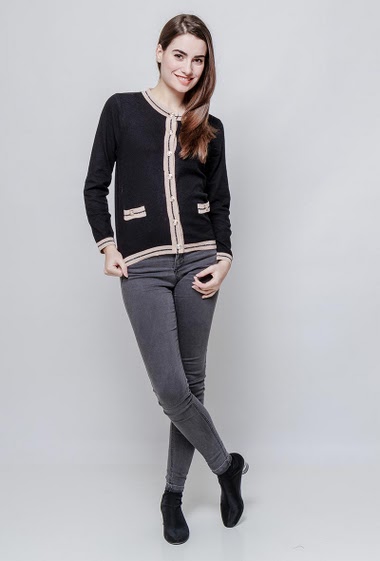 Knitted cardigan, contrasting  border, gold buttons. The model measures 172cm, one size corresponds to 38-40
