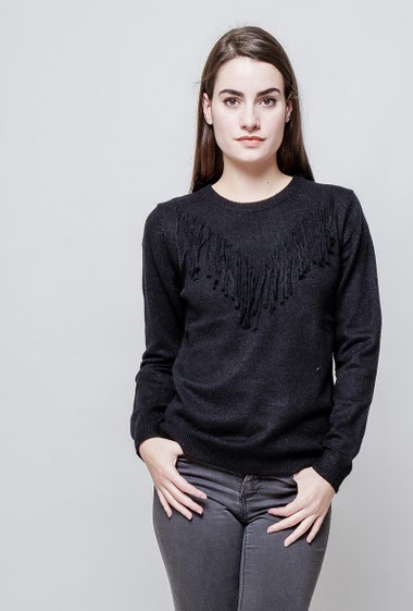 Soft knitted sweater, fringes.  The model measures 172cm, one size corresponds to 38-40