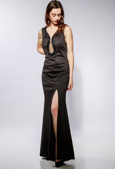 Evening dress with tulle yoke, decorative strass, padded chest, fancy cutwork. The model measures 177cm and wears M