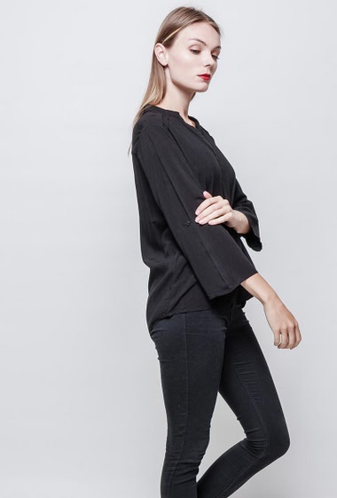 V neck shirt. Three-quarter loose sleeves.  The model measures 177 cm and wears S.