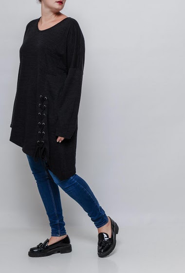Lace-up tunic, long sleeves. The model measures 171cm and wears T3=44/46. T4=48/50 and T5=52-54