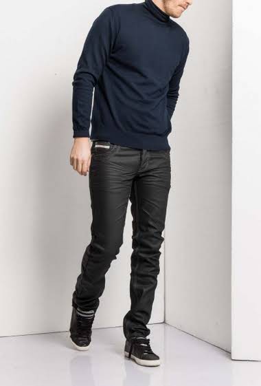 Jeans strech slim aspect ciré                          
Surpiques grises                                                       
5 poches                                                             
Taille normale                                           
Etiquette logotée                                                     
Passe ceinture
Marque US Marshall