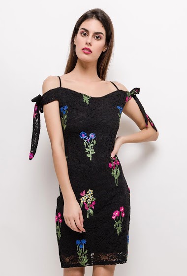 Cold shoulder printed dress. The model measures 176cm and wears S. Length:96cm