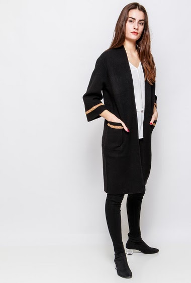 Long knitted cardigan, open front, pockets, decorative studs. The model measures 172cm and wears S/M