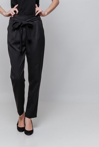 Pantalon en tissu stretch, ceinture, taille élastique, poches. La mannequin mesure 177cm et porte une T2