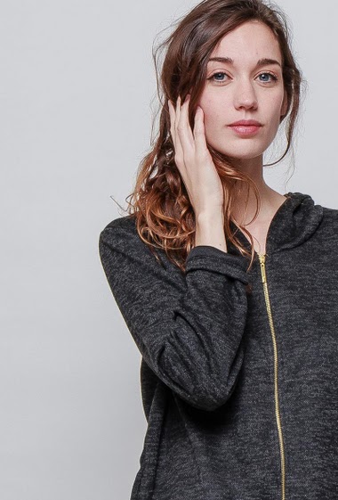 Casual sweatshirt, pockets, hood. The model measures 177cm, one size corresponds to 38-40