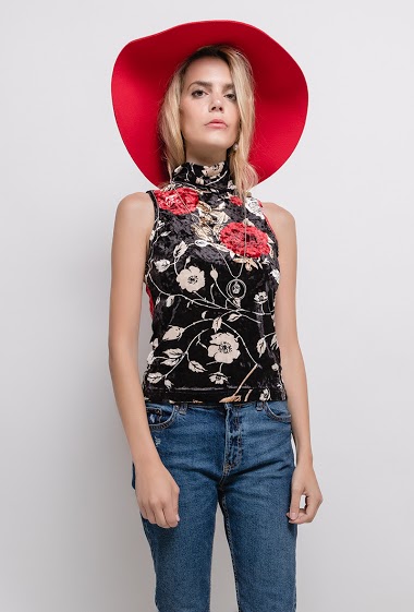 Top with printed flowers, necklace. The model measures 171cm, one size corresponds to 10/12(UK) 38/40(FR). Length:54cm