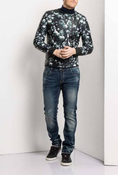 Printed jacket with elastic sleeves       
Double zip pockets                           
Functional pockets                                 
Classic fit                                                    
Regular size                                                      
Brand Madness
