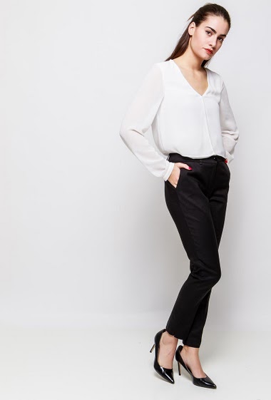 Chic pants, pockets, slim fit. The model measures 172cm and wears 38