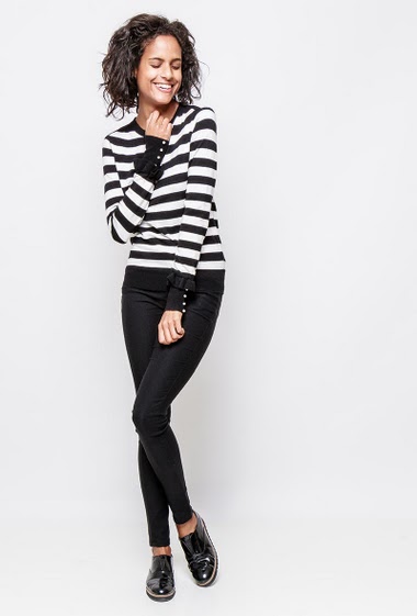 Sweater with stripes, long sleeves, ruffles detail, decorative pearls. The model measures 177cm, one size corresponds to 38-40