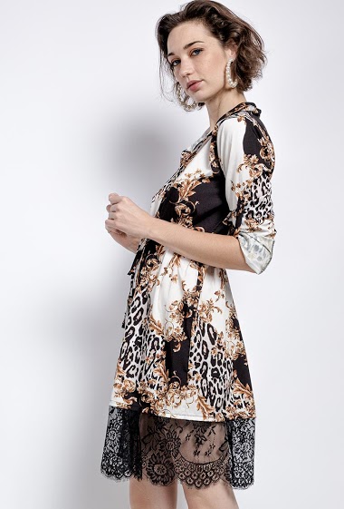 Shir dress, animal print, lace border. The model measures 177 cm