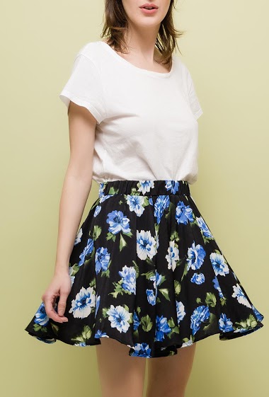 Skater skirt, printed flowers. The model measures 178cm and wears M