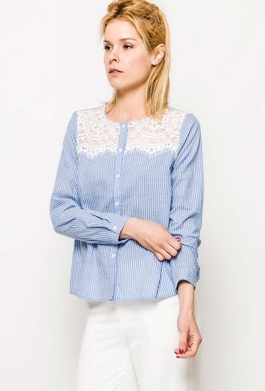 Collarless shirt, stripes, lace yoke. The model measures 177cm and wears S. Length:60cm