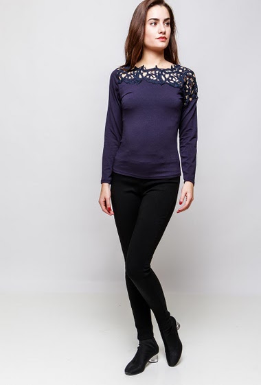T-shirt with lace yoke, long sleeves. The model measures 172cm and wears S/M