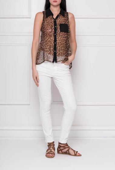 Sleeveless shirt in net with leopard pattern, patch pocket