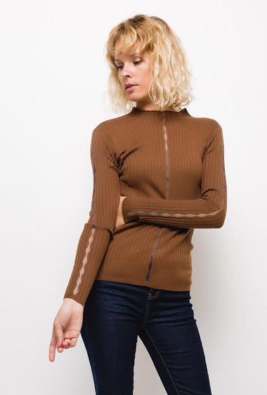 Sweater with transparent detail. The model measures 177cm and wears S. Length:60cm