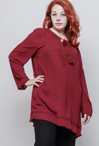 Light tunic with lace yoke, loose fit. The model measures 172cm y lleva T5. T3(42/44) - T4(46/48) - T5(50/52)
