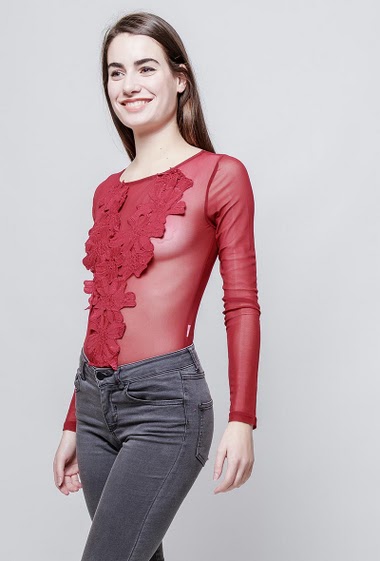 Long sleeve body in tulle, applied floral lace. The model measures 172cm, one size corresponds to 38-40