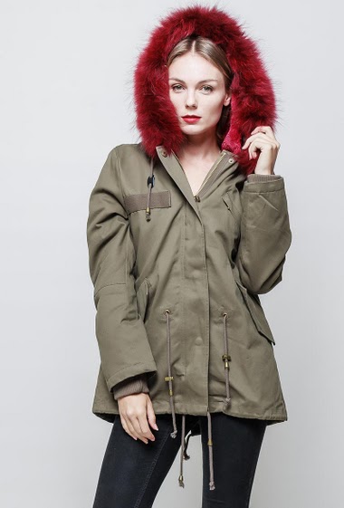 Parka with removable fake fur lining on the inside. Hood with removable real fur. The model measures 177 cm and wears S.