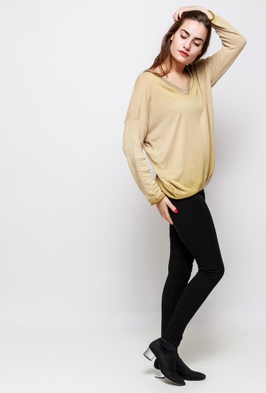 Fine knitted sweater, V neck with lurex, loose fit. The model measures 172cm, one size corresponds to 38-40