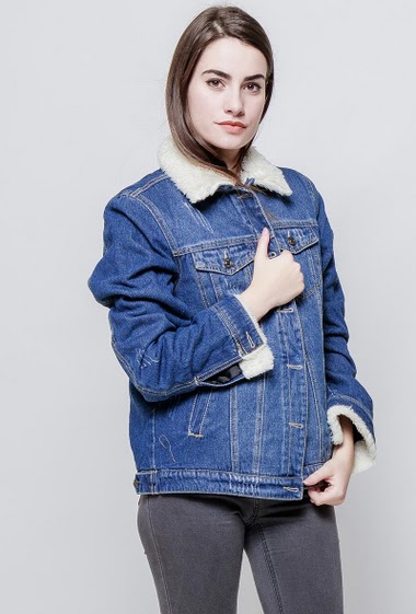 Denim jacket, fur collar and inner. The model measures 172cm and wears M