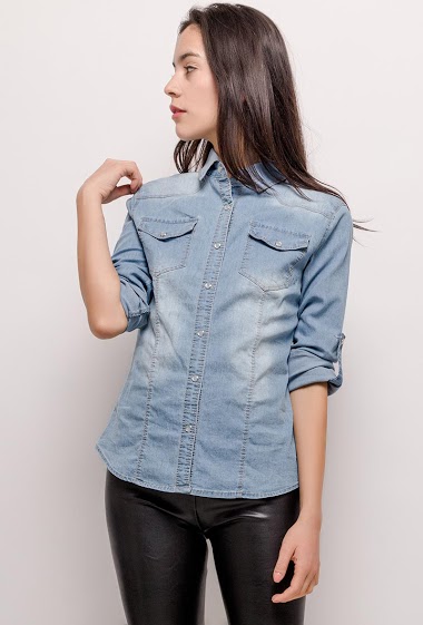 Long sleeve shirt, slim fit. The model measures 174cm and wears S. Length:64cm