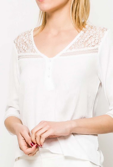 Blouse with 3/4 sleeves, refined lace. The model measures 177cm and wears S. Length:60cm