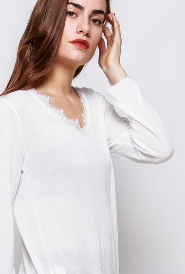 Top with long sleeves, V neck decorated with lace. The model measures 172cm, one size corresponds to 38-40