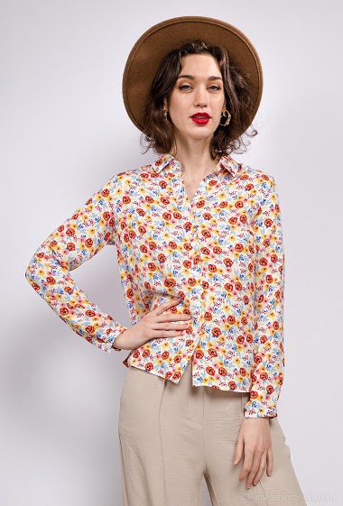 Flower print shirt. The model measures 177 cm