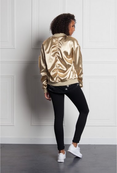 Bomber golden Sixth June Women. Oversized cut. Shiny fabric. Gathered sleeves. Zip on the left arm. 2 lateral pockets.
