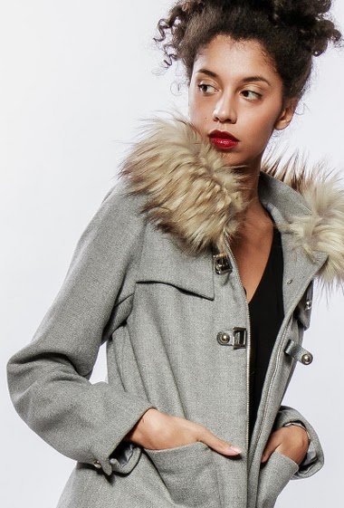Feminine coat, hood with fur, fancy closure. The model measures 176cm and wears S/8