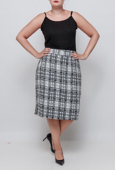 Midi skirt in tweed. The model measures 171cm and wears 46
