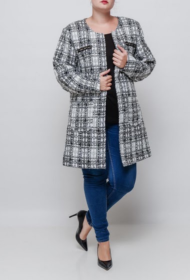 Tweed jacket, pockets, hook-and-eye closure. The model measures 171cm and wears 46