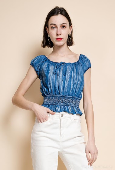 Blouse with puff sleeves. The model measures 177 cm
