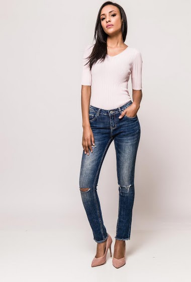 Jeans with rips, raw edges. The model measures 170cm and wears S/8