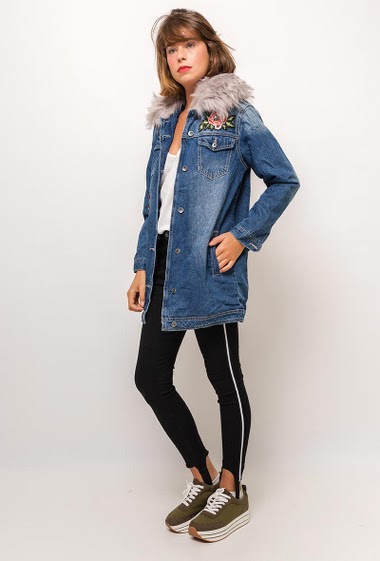 Long embroidered rhinestone jacket with grey fur, removable collar. The model measures 175cm and wears S/M. Length:80cm