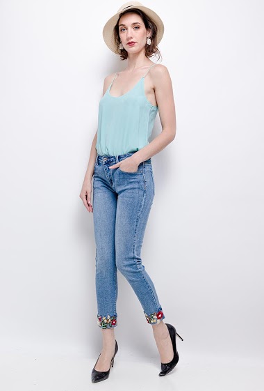 Jeans with embroidered ankles. The model measures 177cm